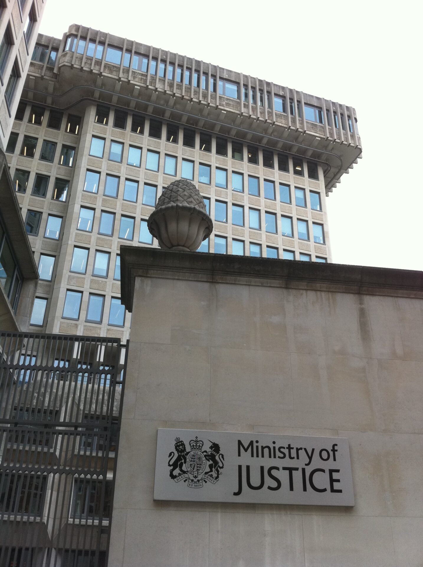 Ministry of Justice (MOJ), 102 Petty France by Steph Gray is licensed under CC BY-SA 2.0. 