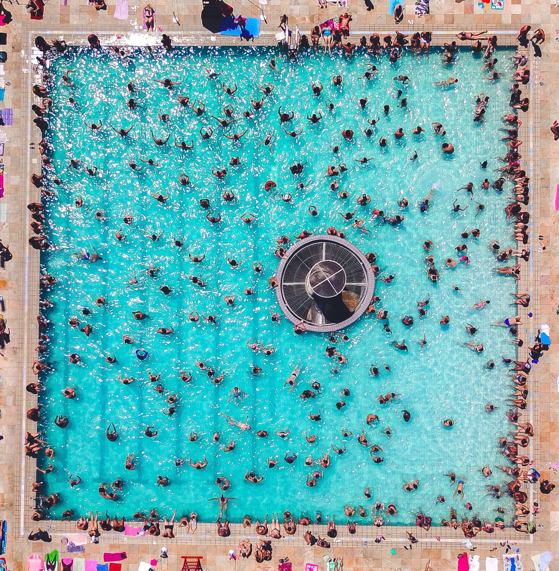 A crowded swimming pool (Photo by sergio souza from Pexels)